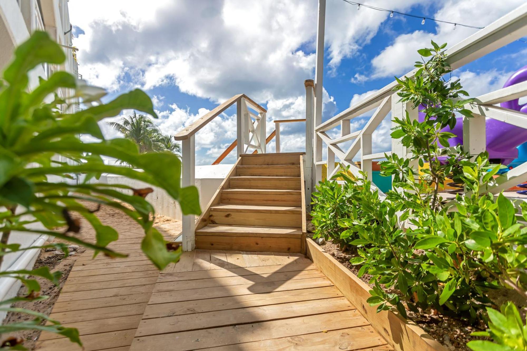 Maho Beach House - Studio - Beach Access Екстер'єр фото